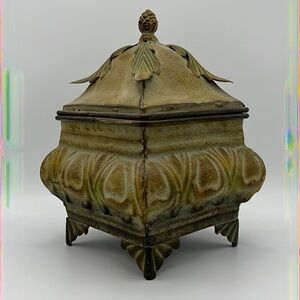 METAL SQUARE BOX WITH LID DECORATION